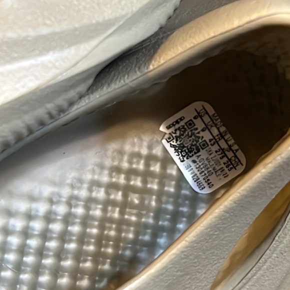 YEEZY RNR - Picture 4 of 6